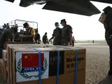 Miembros del Ejército mexicano supervisan en Oaxaca la llegada de ayuda procedente de China.