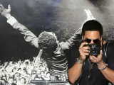 Lenny Kravitz con su cámara de fotos durante la rueda de prensa.