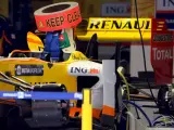El monoplaza del piloto español Fernando Alonso (Renault), en el garaje de la escudería en el Circuito Internacional de Shanghai.