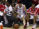 El jugador de los Houston Rockets Yao Ming (segundo por la derecha) en el banquillo, tras empezar las molestias en su pie izquierdo.