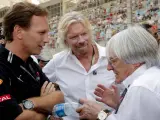Bernie Ecclestone, presidente de la Fórmula 1, (d), charla con Richard Branson, (c), y con Richard Lapthorne.