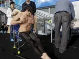 El nadador estadounidense Michael Phelps se prepara para rodar el anuncio de Mazda en la piscina de Yingdong, en Beijing.
