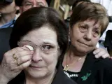 La madre del sargento Francisco Cardona, fallecido en el accidente del Yak-42, llora en las puertas de la Audiencia Nacional.