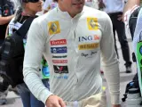 El piloto español Fernando Alonso, de la escudería Renault, tras la primera sesión de entrenamientos libres del Gran Premio de Mónaco.