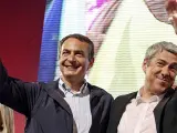 Zapatero participó en el sábado en la ciudad lusa de Coimbra en un acto electoral de los socialistas de Portugal junto a su primer ministro, José Sócrates.