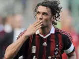 El capitán del Milan Paolo Maldini saluda a sus seguidores en su despedida al final del juego contra el Roma