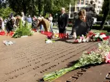 Ramo de flores sobre el monumento con los nombres de las víctimas del Yak-42 en Zaragoza.