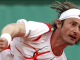 El tenista español Juan Carlos Ferrero sirve al croata Ivan Ljubicic durante el partido de Roland Garros.
