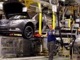 Un operario monta un vehículo de Opel.