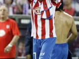 Diego Forlán aplaude al Vicente Calderón.