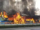 El autobús ardiendo en Chengdu.
