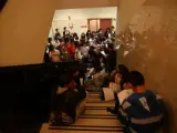 Varios alumnos dan el último repaso a sus apuntes antes de entrar al examen.