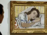 Un hombre contempla el 'Retrato de Marguerite dormida'de Matisse