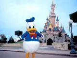 En la imagen aparece Donald junto al castillo que se encuentra en Disneyland París.