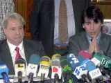 El promotor inmobiliario, Francisco Hernando, acompañado de su hijo, durante una rueda de prensa. (ARCHIVO)