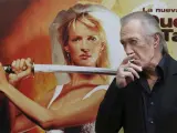 David Carradine posa junto al cartel de 'Kill Bill 2'.