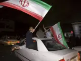 Un partidario de Ahmadineyad celebra su victoria en las elecciones.