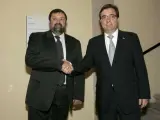 El ministro de Justicia, Francisco Caamaño (i), saluda al presidente de la Junta de Extremadura, Guillermo Fernández Vara