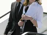 El presidente de Francia, Nicolas Sarkozy, y su esposa, Carla Bruni, descienden del avión en Barajas.
