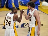 El jugador de los Lakers Kobe Bryant (i) celebra un punto con su compañero Pau Gasol (d)