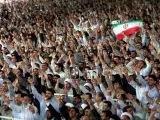 Miles de iraníes gritan consignas de apoyo al ayatolá Jamenei, el viernes 19 de junio, en Teherán.