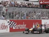 Recital del alemán Sebastian Vettel llega antes que nadie a la meta de Silverstone.