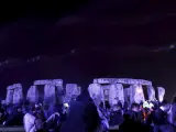 El monumento megalítico de Stonehenge (Inglaterra) iluminado durante la noche del 20 al 21 de junio.