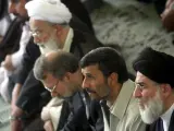 El presidente iraní, Mahmud Ahmadineyad (centro), durante el discurso del ayatolá Jamenei, el viernes.