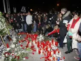 Varias personas encienden velas durante una concentración para rendir homenaje a Álvaro Ussía.