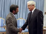 El presidente iraní, Mahmud Ahmadineyad, recibe en Teherán al presidente del parlamento bielorruso, Semyon Sharetsky.