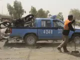 La Policía retira la motocicleta con la que se ha perpretado el atentado en una estación de autobuses en Bagdad.