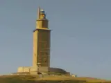 "Estuve en Galicia el año pasado y me encantó a pesar de que la mitad estaba en llamas. Ahí os envío la Torre de Hércules. Un saludo".