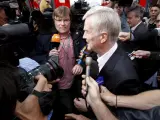 Max Mosley, presidente de la Federación Internacional del Automóvil (FIA), atiende a los periodistas.