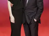 Tom Cruise y Katie Holmes posan en la alfombra roja.