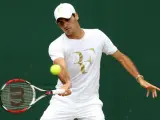 El tenista suizo Roger Federer, durante el entrenamiento antes de enfrentarse al estadounidense Andy Roddick.