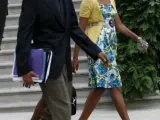 El presidente estadounidense Barack Obama y su esposa Michelle salen de la Casa Blanca.