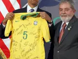 El presidente de los EE UU, Barack Obama, recibe una camiseta de la selección de Brasil, firmada por toda la selección, de manos del presidente de Brasil, Luiz Inacio Lula da Silva. El acto se ha realizado en la reunión del G8 en L'Aquila (Italia).