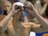 Michael Phelps se prepara antes de competir.