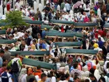 Una multitud porta los féretros de algunas de las personas esterradas este sábado, víctimas de la matanza de Srebrenica.