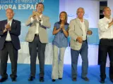 El alcalde de Roquetas de Mar, Gabriel Amat; el presidente del PP, Mariano Rajoy; la vicesecretaria de Organización, Ana Mato; y los presidentes del PP de Andalucía y de Extremadura, Javier Arenas y José Antonio Monago.