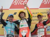 Marco Simoncelli (c) celebra en el podio su victoria junto a los españoles Álex Debón (izq) y Álvaro Bautista.