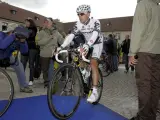 El ciclista español Carlos Sastre, del Cervélo, antes del comienzo de la 15ª etapa del Tour de Francia.