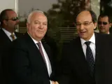Miguel Ángel Moratinos y el ministro principal de Gibraltar, Peter Caruana, en Gibraltar.