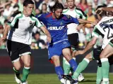 El centrocampista del Getafe Esteban Granero dispara a puerta ante la oposición de los defensas del Racing de Santander, Iván Marcano (i) y José Moraton (d).