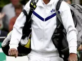 El número uno del tenis mundial, Rafa Nadal, abandona la pista tras finalizar un partido de exhibición ante el australiano Leyton Hewitt.