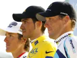 Alberto Contador, en el podio de París, junto a Andy Schleck del Saxo Bank (i) y Lance Armstrong (d).