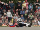 El piloto español de MotoGP Jorge Lorenzo, tras sufrir una caída casi al final de la novena vuelta del Gran Premio de Gran Bretaña.