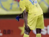 El centrocampista del Villarreal Marcos Antonio Senna, se retira tras lesionarse durante el partido frente al Málaga.