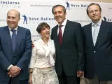 El ex Severiano Ballesteros (2 dcha), junto a los doctores (de izq a dcha) Pérez Alvarez, Arce e Isla.