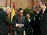 El ministro de Asuntos Exteriores, Miguel Ángel Moratinos (izda), con el presidente venezolano, Hugo Chávez (segundo izda), en Caracas.